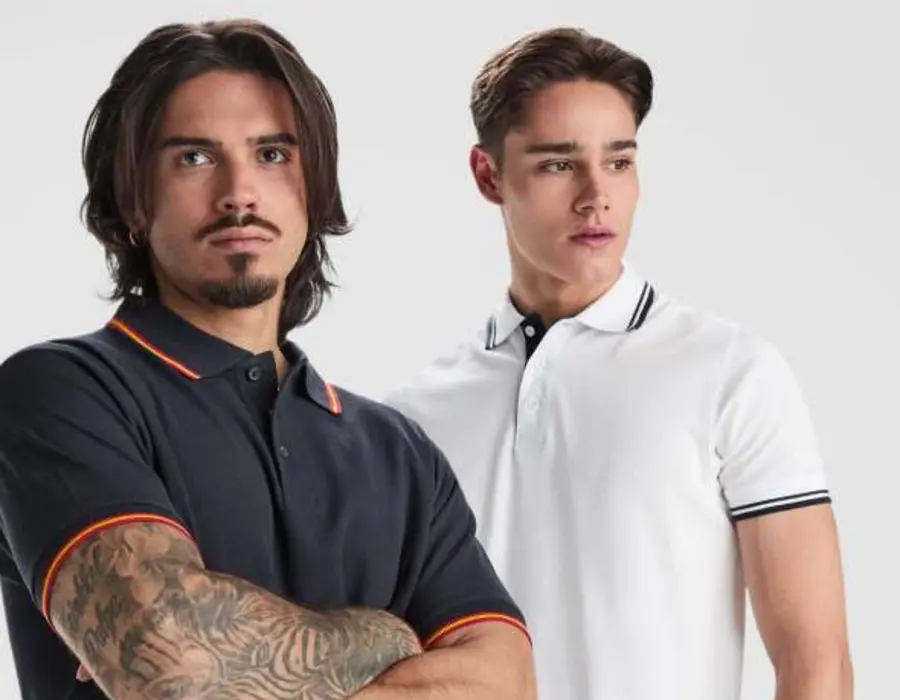 Modelos con polos personalizados para empresa
