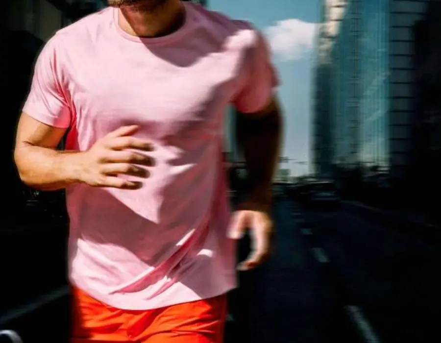 Corredor con camiseta deportiva técnica