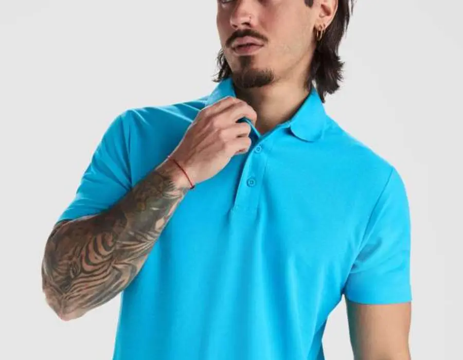 Modelo con polo azul personalizable
