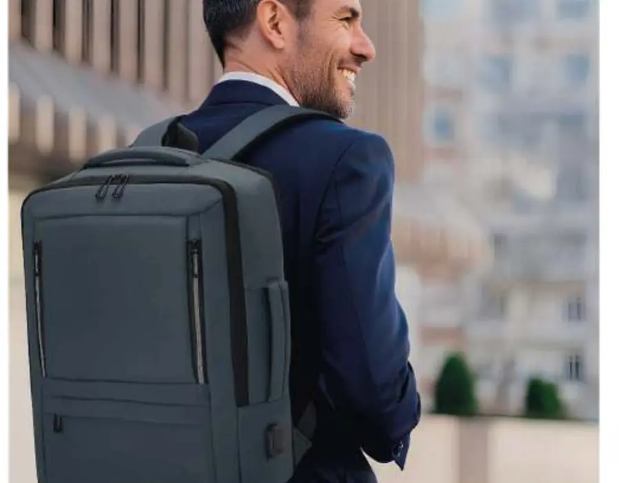 Profesional con mochila corporativa para empresa