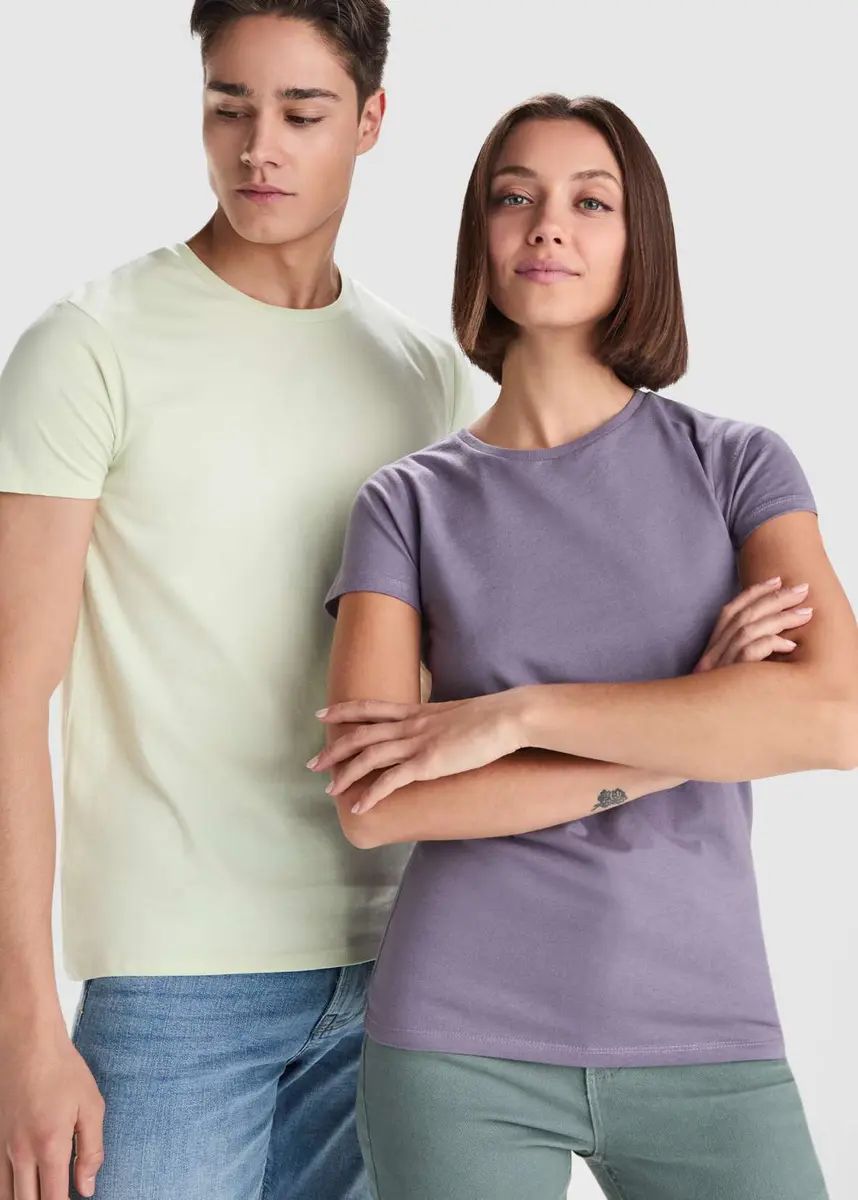 Equipo con camisetas personalizables en distintos colores